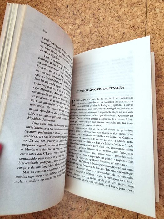 Livro "25 de Abril - Documento"