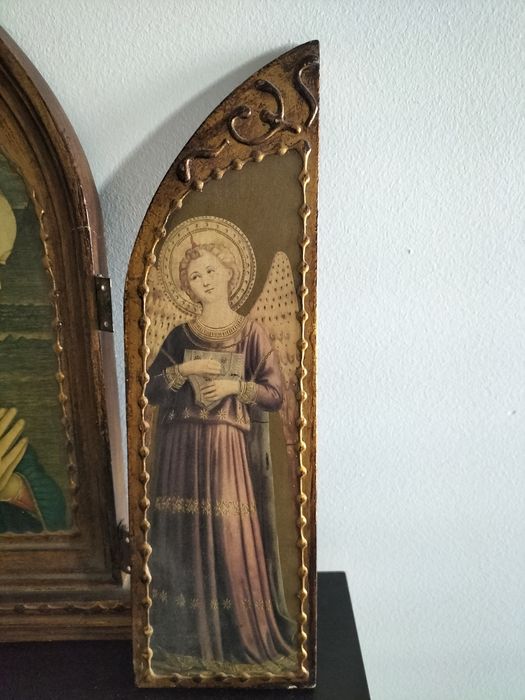 Tríptico religioso em madeira entalhada – altar