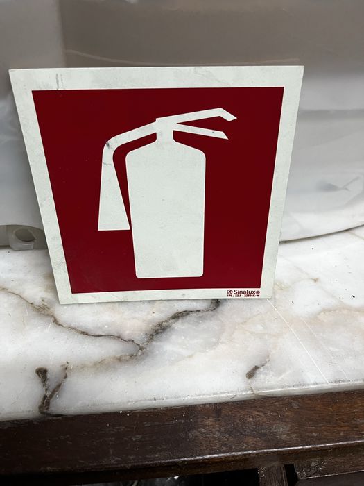 Extintor  com pla do mesmo