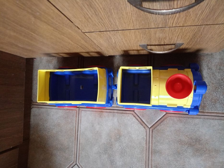 Большой паровоз с вагоном