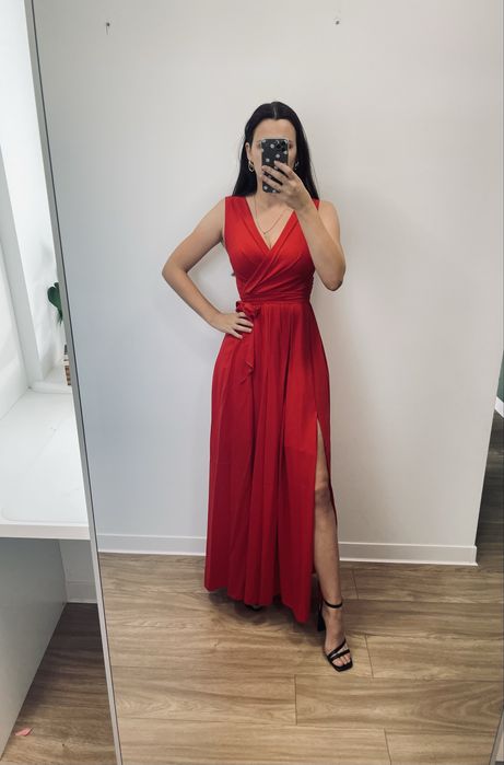 Piękna czerwona suknia z rozcięciem rozmiar 36