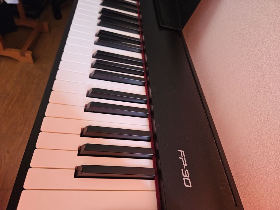 Piano Roland Fp-30 em otimo estado c/ móvel