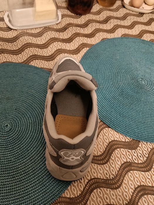 Кроссовки женские