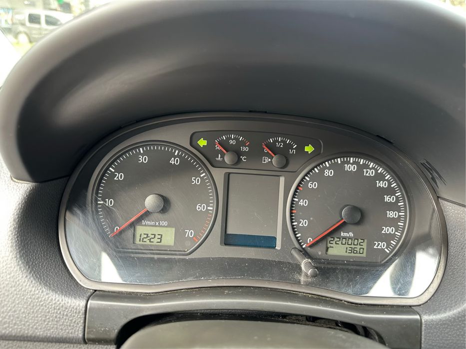 продаю VOLKSWAGEN  polo 2008