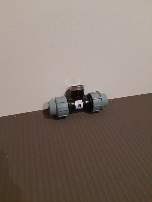 Trójnik skrecany do rury PE fi 25 mm x1/2