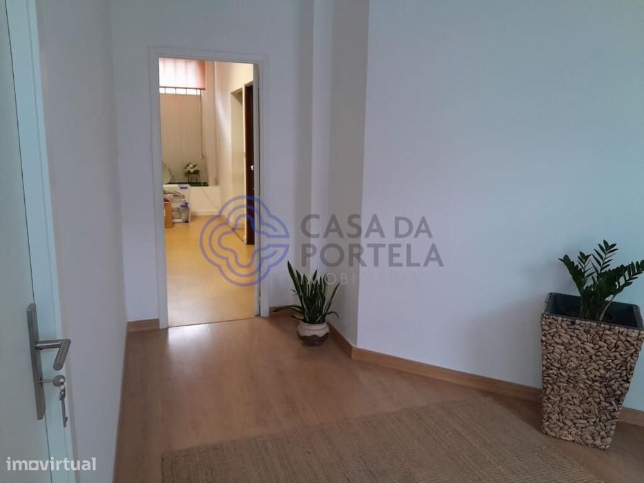 Loja Junto à Escola Filipa Vilhena - Covelo