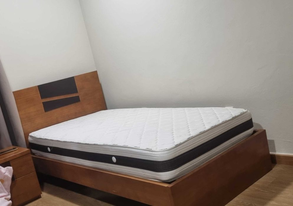 Cama de madeira maciça e colchão ortopedico como NOVOS