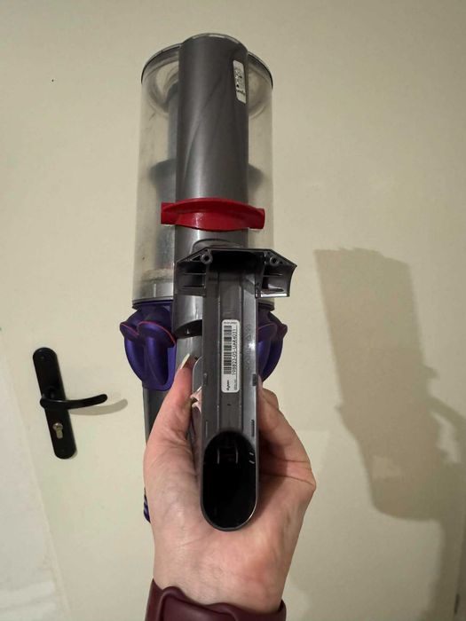 Dyson V10 odkurzacz uszkodzony + baterie + uchwyt + ładowarka