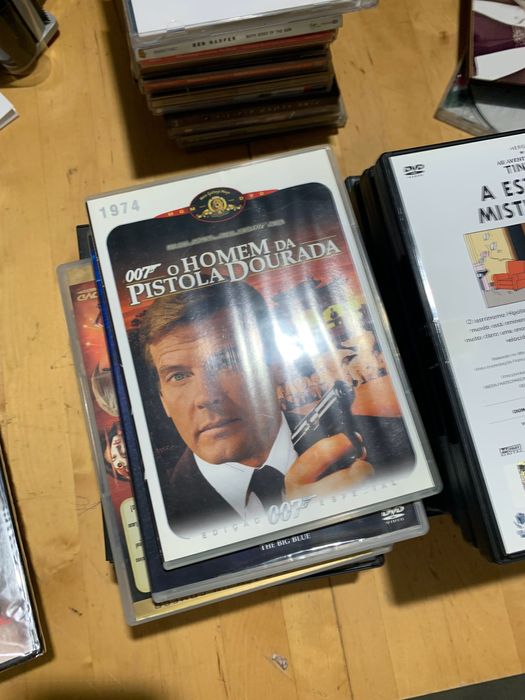 CDS de musica e filmes para venda com as respetivas caixas