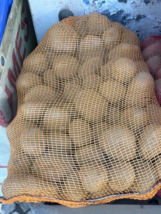 Sacas de cebolas e batatas para entregas