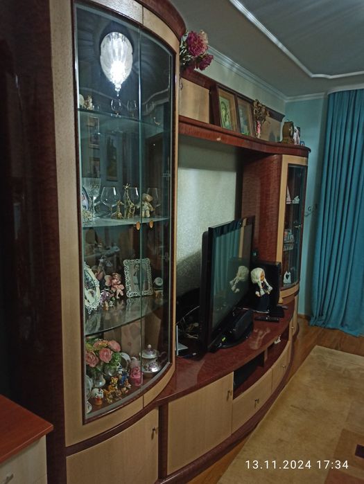 Набір меблів у вітальню. Стінка, комод, столик