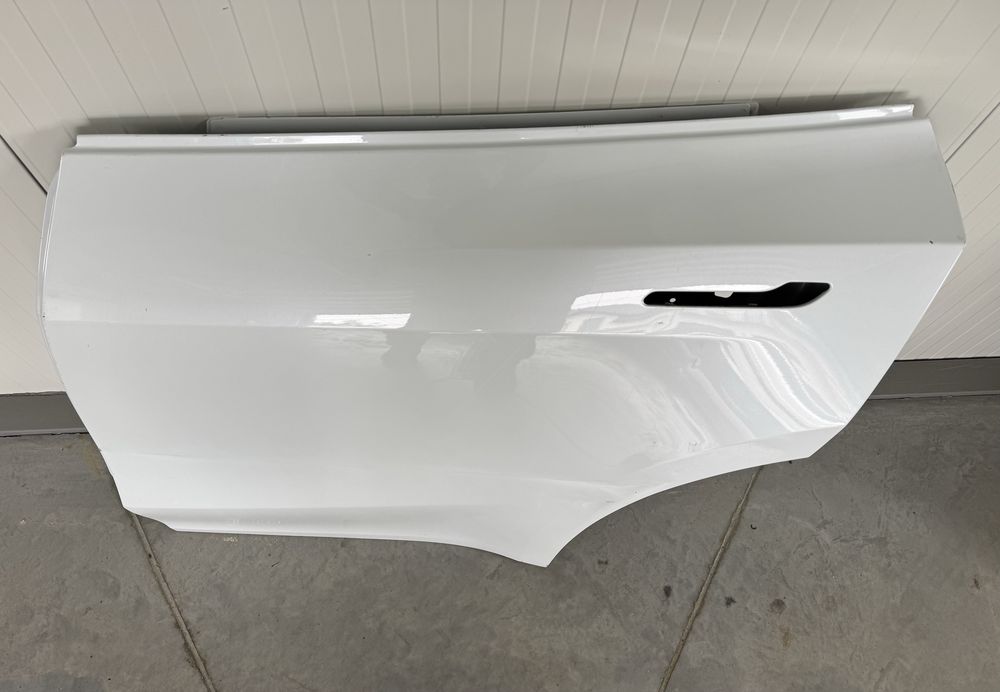 Tesla Model Y двері задні ліві