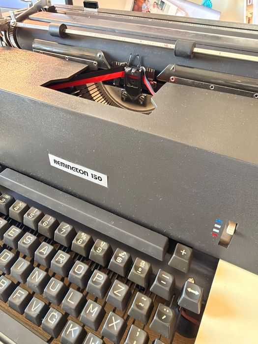 Máquina de escrever Remington 150, teclado português, restaurada e revista