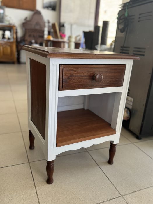 Mesinha de cabeceira restaurada/pintada