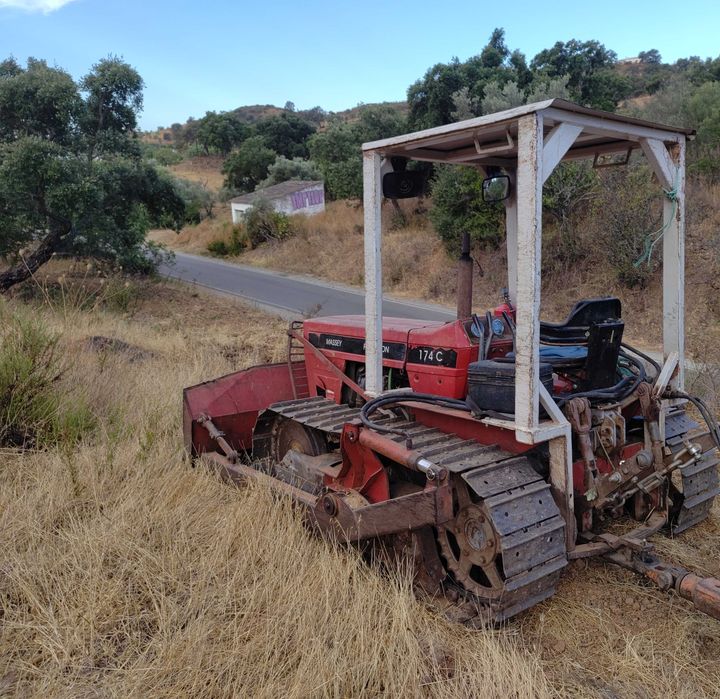 Massey Ferguson 174C de Rastos c/ Lâmina e Riper – Muito Estimada