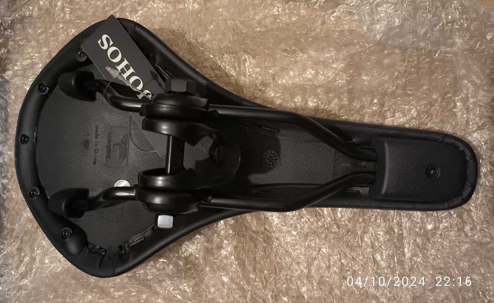 Novo! Selins preto e preto/branco com respiração para bicicleta