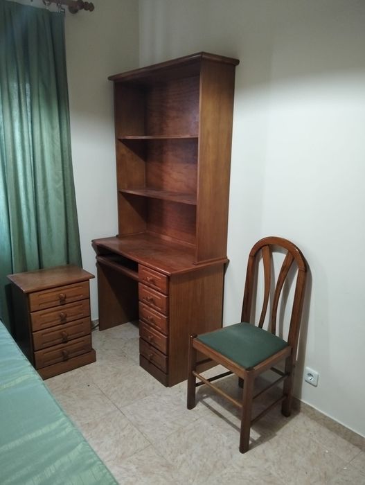 Quarto Completo em Madeira – Cama, Roupeiro e Secretária