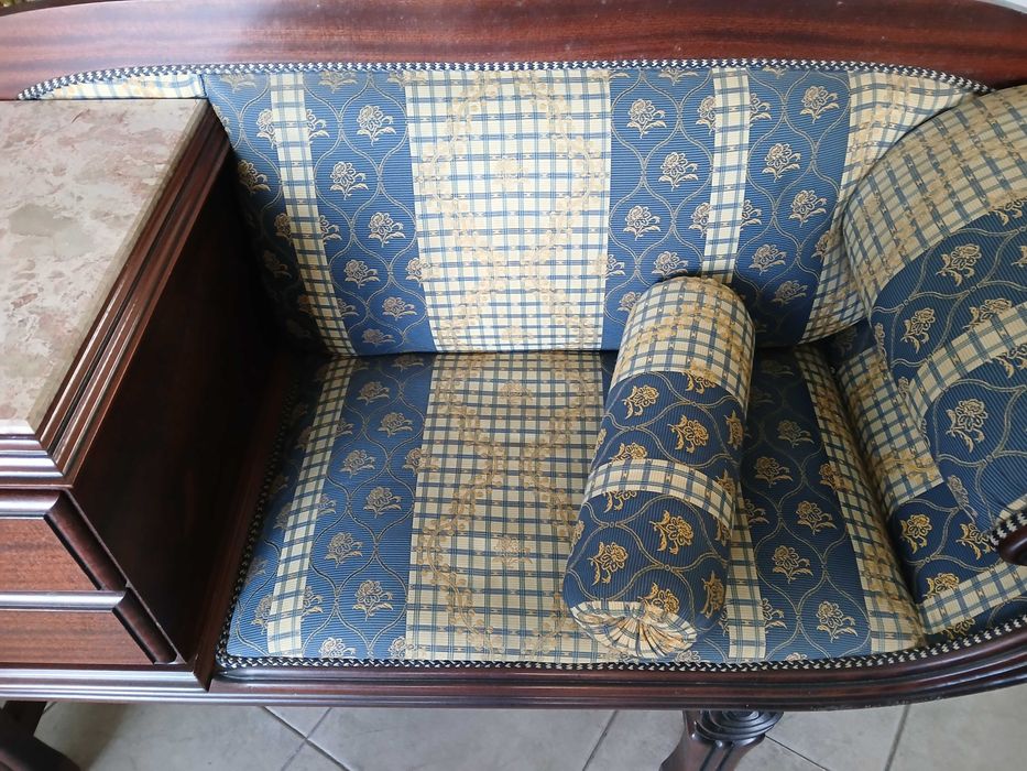 Banqueta de telefone com tampo em marmore