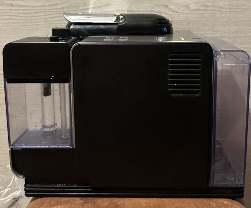 Кавоварка, кавомашина Delonghi Type EN520SL (це капсульна Nespresso)