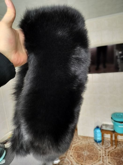 Комір з хутра песця.