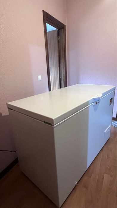 Arca Congeladora Indesit 437L – Grande Capacidade