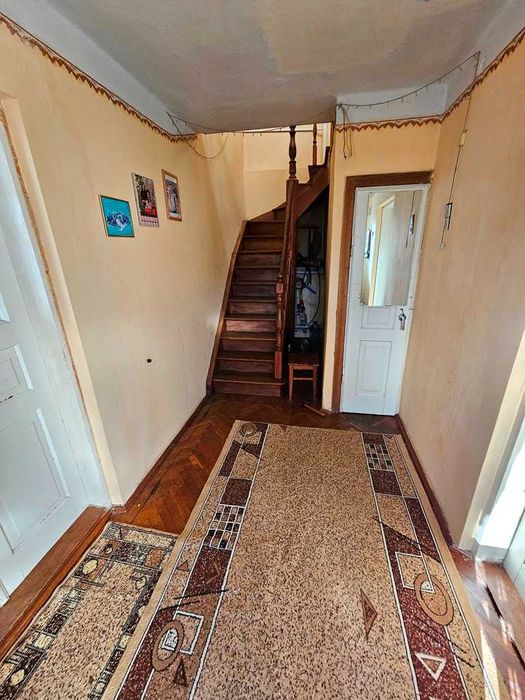 Продається добротний цегляний будинок з гаражем та літньою кухнею...