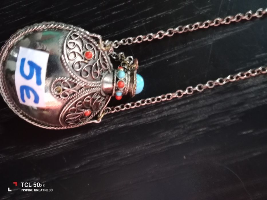 Colar com pingente frasco de perfume retirar na lameira.