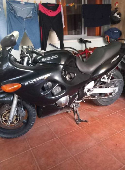 Mota Suzuki GSXF 750
