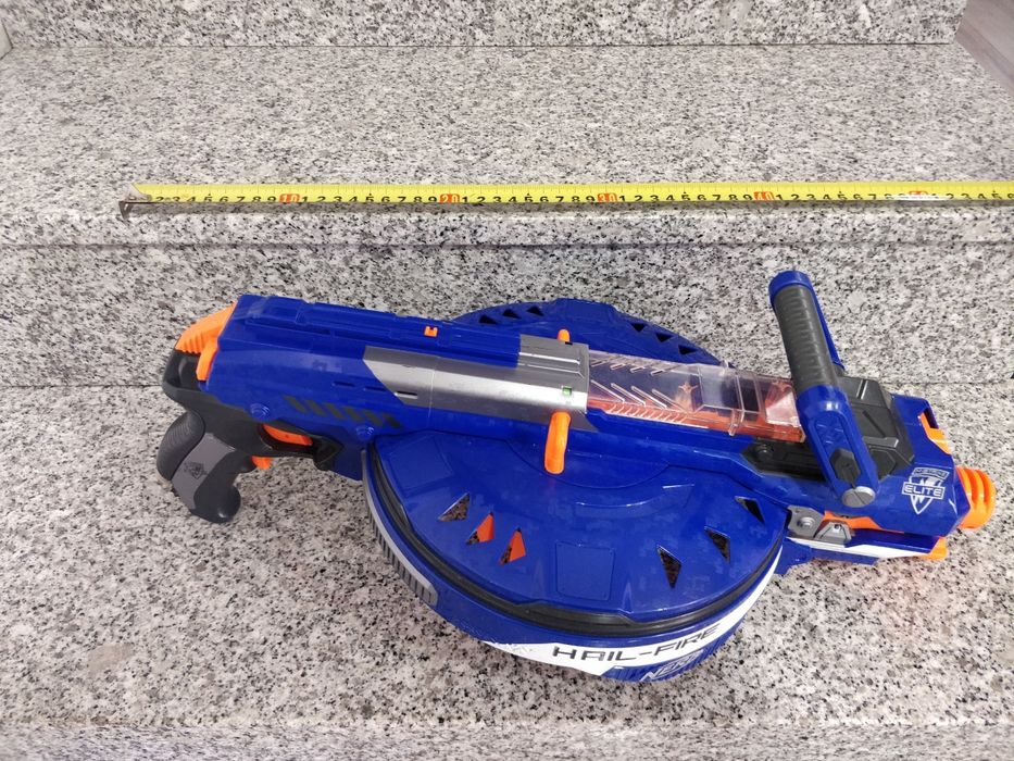 Pistola Nerf Hail Fire com colocação de 5 carregadores