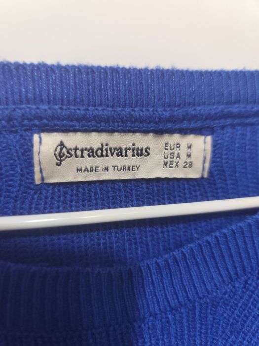 Жіночий светр кольору електрик