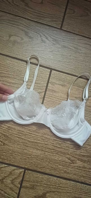 Biały elegancki biustonosz Vena w r. 70/85