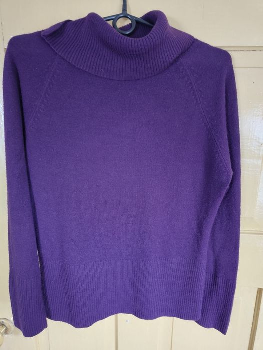 Sprzedam golf z ozdobnymi guzikami.