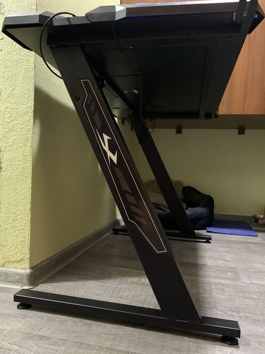 Стіл компьютерний  з RGB підсвічуванням.