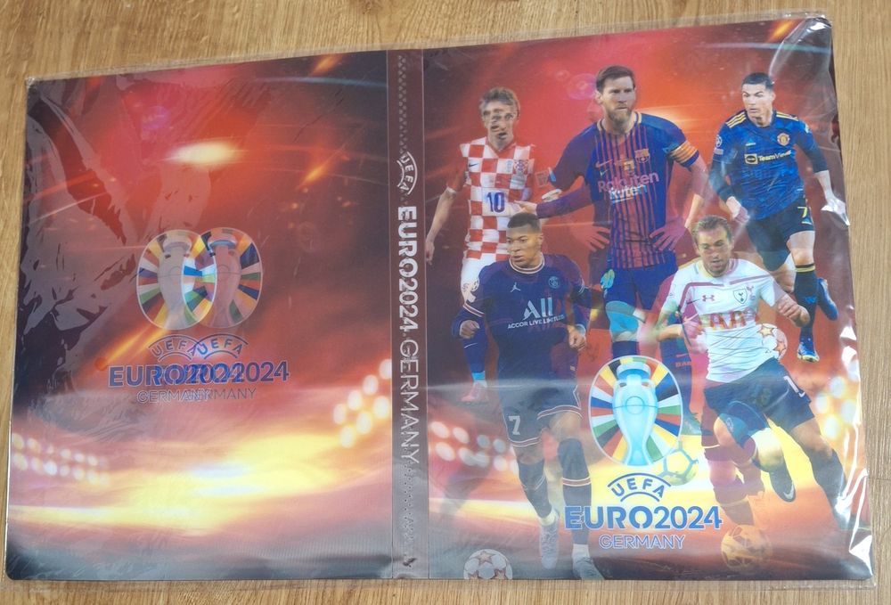 Duży album + 300 kart piłkarskich plus 50 złotych kart