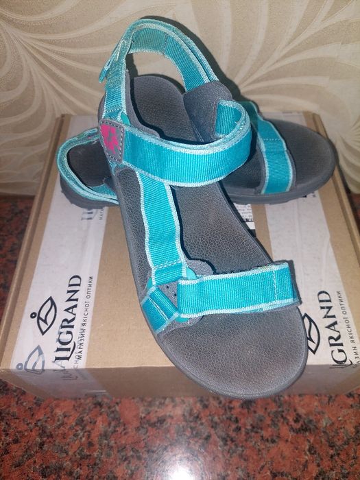 Продам дитячі босоніжки ,Jack Wolfskin. 35 розмір устілка 22.2 ст