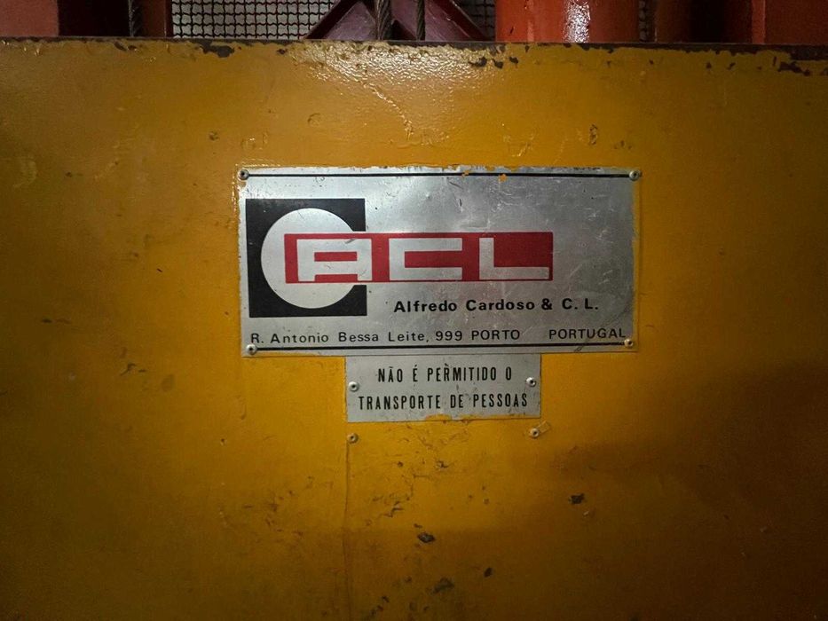 Vendo monta cargas industrial