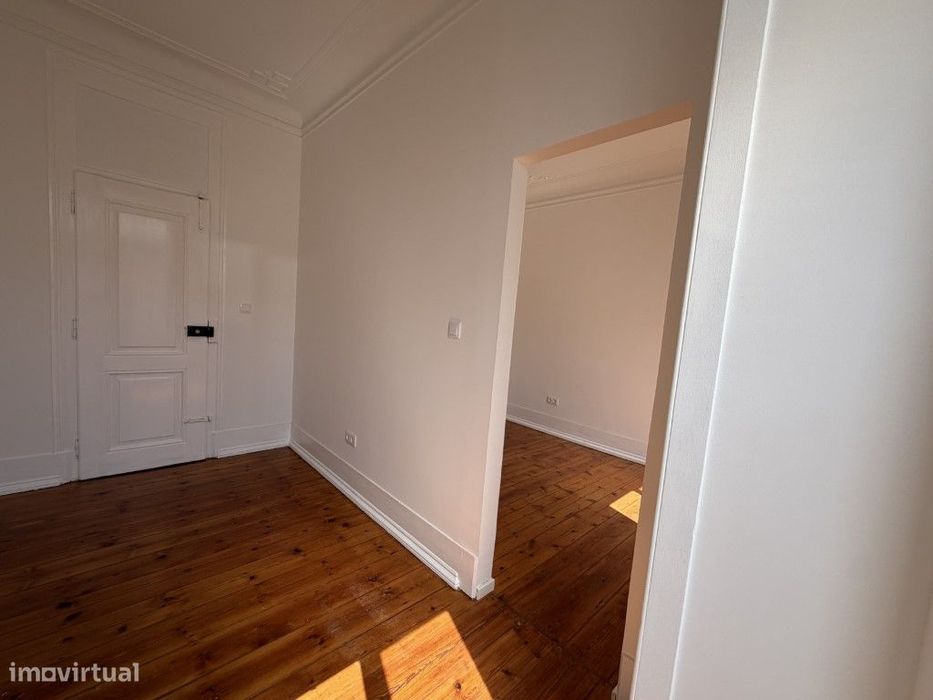Venda de Apartamento com 7 assoalhadas na Avenida Almirante Reis
