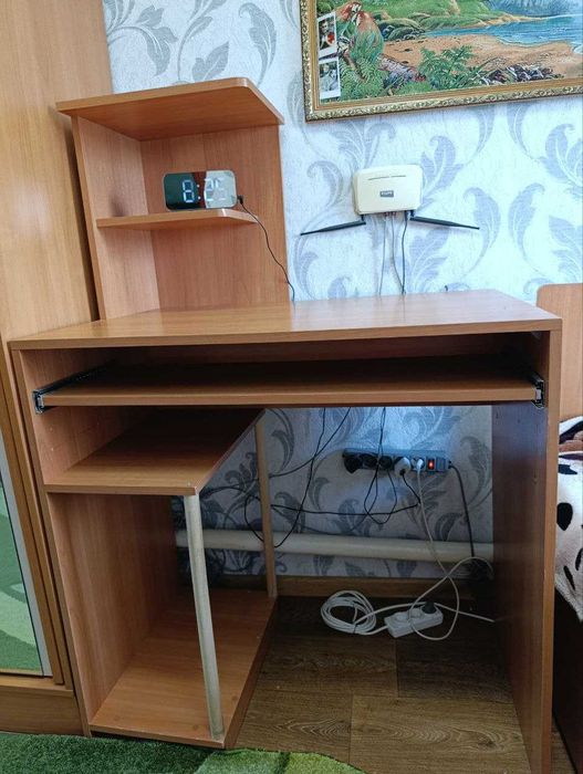 Стіл комп'ютерний