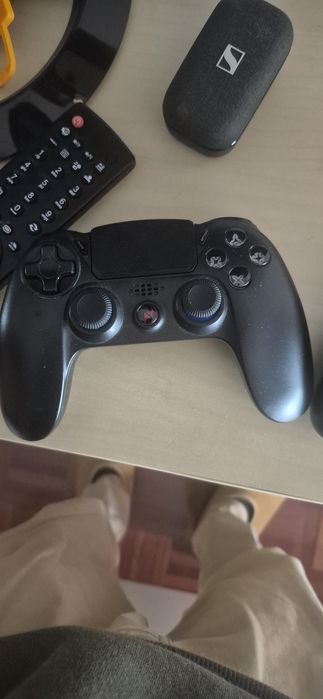 Ps4 + jogos + 2 comando + volante e pedais