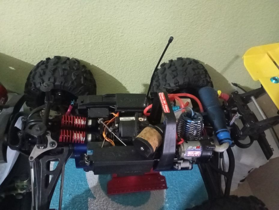 Traxxax revo muito bem estimado  completo com comando
