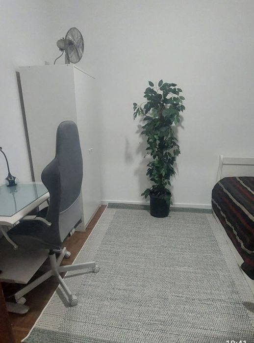 Quarto pequeno e acolhedor