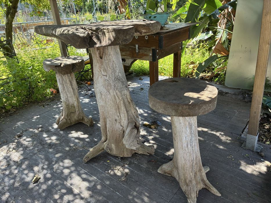 Conjunto rústico de jardim em madeira maciça (mesa + 2 bancos)