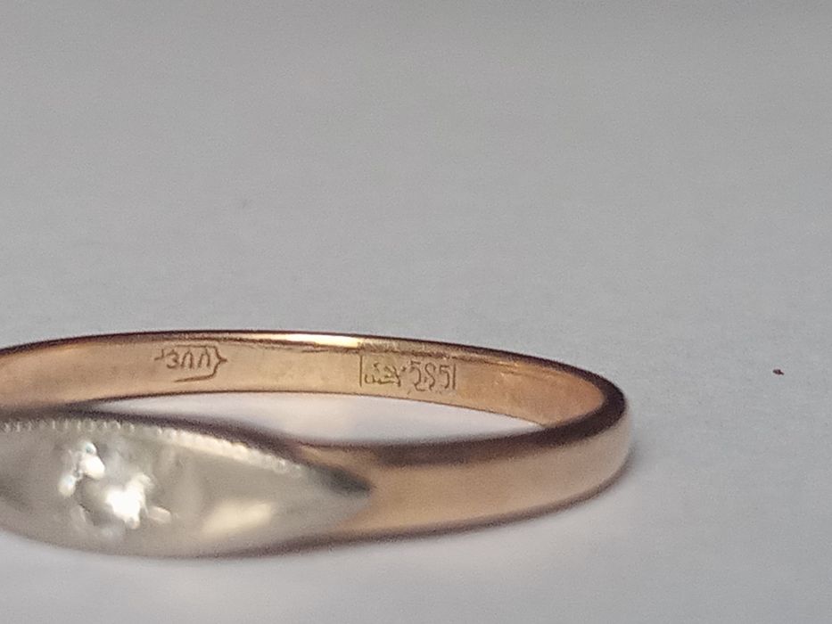 Продам золотое кольцо с бриллиантом.