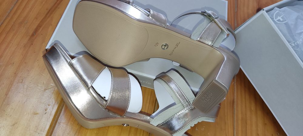 Sandálias Tamaris novas