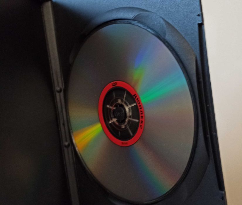 Диски DVD Казино Рояль, Близнецы, Кое-что о Мери, Старски и Хатч и др.