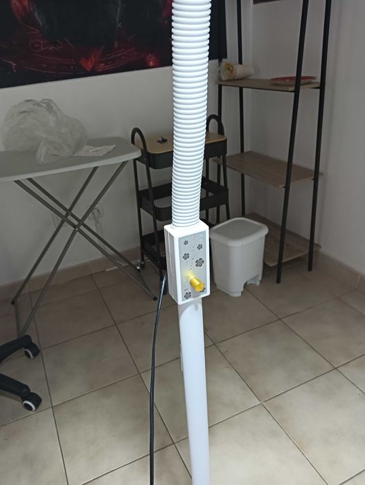 Vende-se candeeiro de pé alto novo com lupa