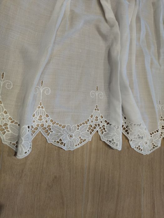 Cortinas brancas bordadas