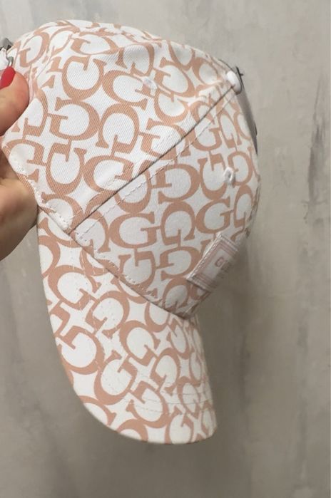 Стильні Кепки від GUESS