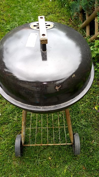 Grill na kółkach okrągły pokrywka czarny
