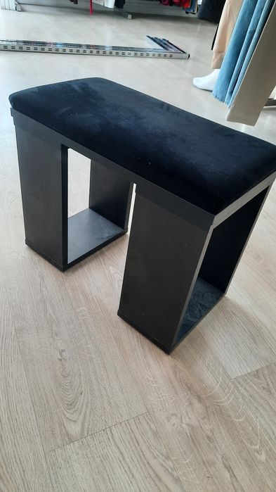 nowonowoczesny taboret z welurowym siedziskiem